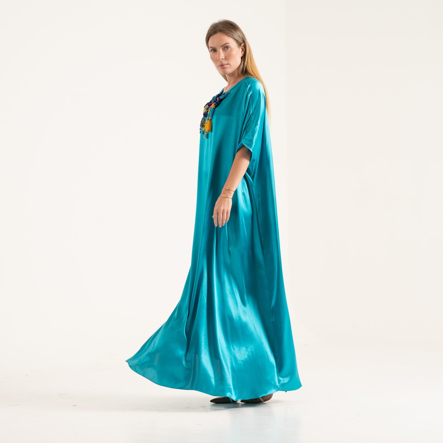 LA REINE - Satin silk kaftan with crochet