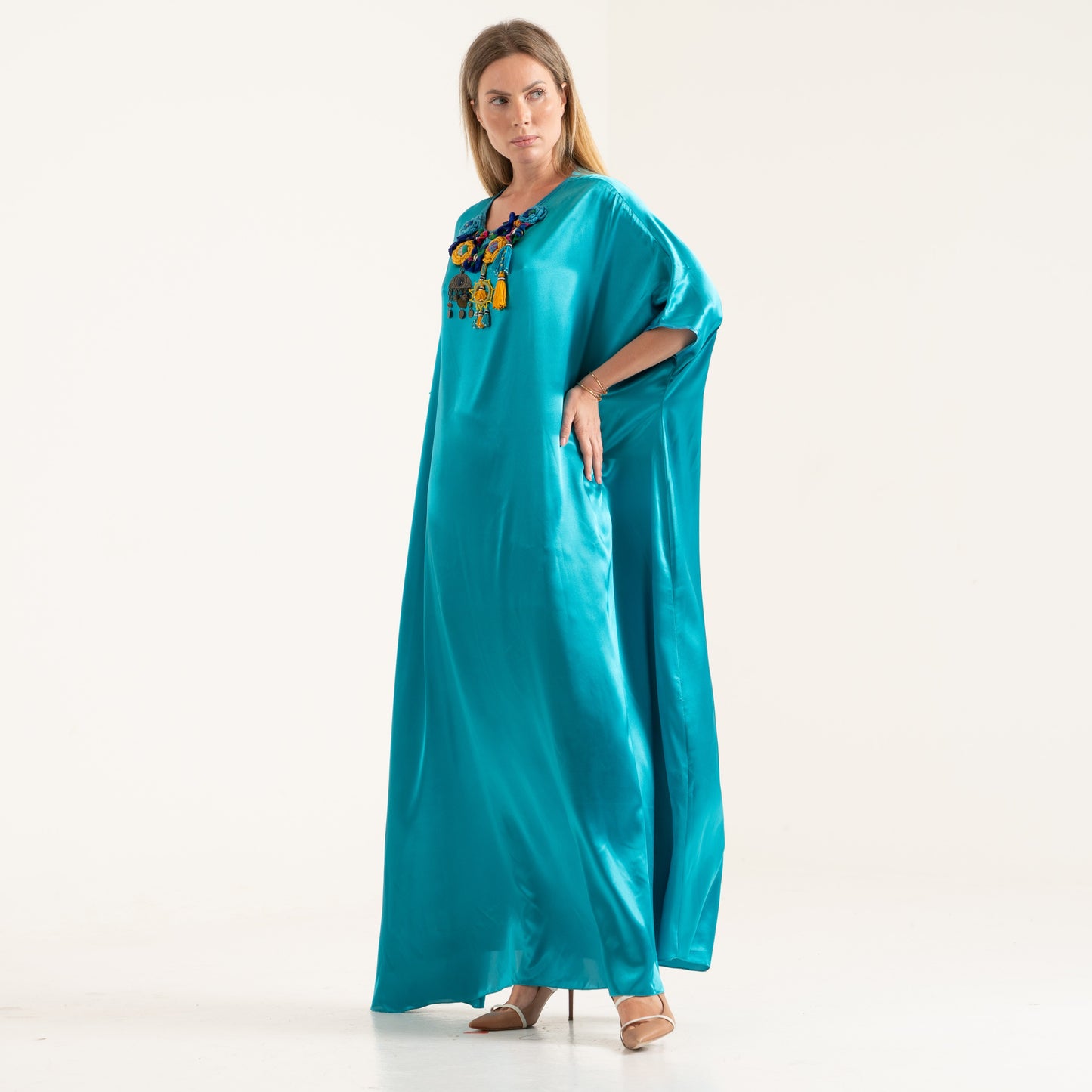 LA REINE - Satin silk kaftan with crochet