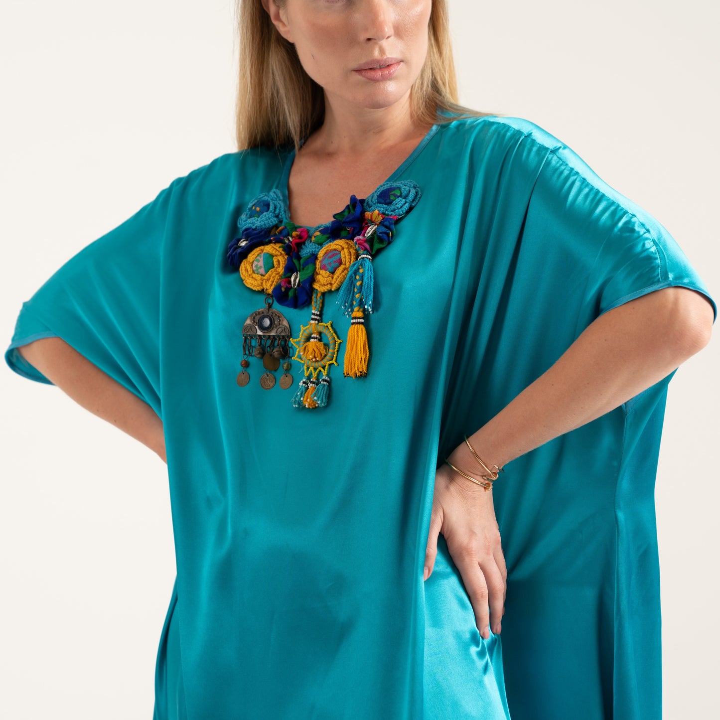 LA REINE - Satin silk kaftan with crochet
