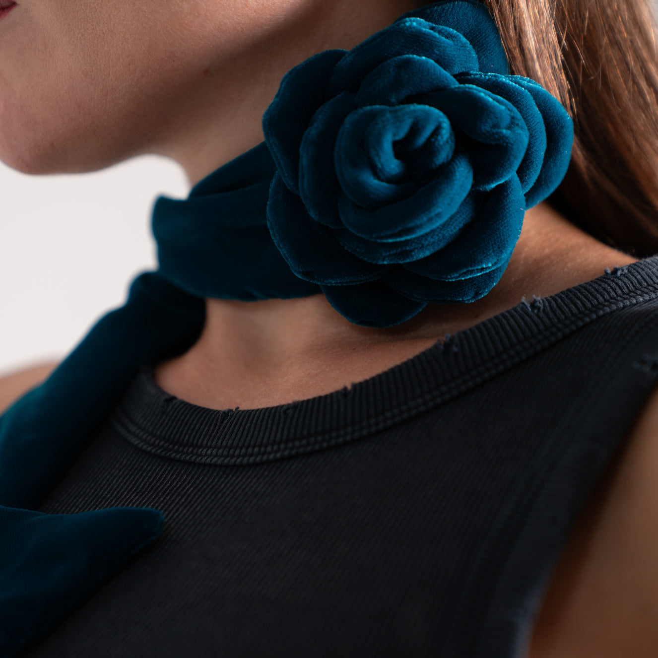 LA REINE - Floral velvet neck tie